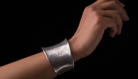 Flaxsheave-Silver-Bangle-Feature-1